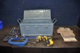 A VINTAGE AMMO BOX CONTAINING CLAMPS including three 5in and two 3in Woden G clamps, two 8in, two