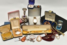 AN ASSORTMENT OF SILVER AND COSTUME JEWELLERY, to include a late Victorian silver floral brooch,