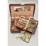A JEWELLERY BOX WITH COSTUME JEWELLERY, to include a mother of pearl bead necklace, beaded