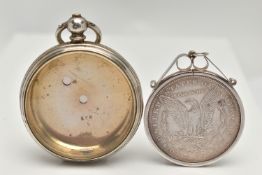 AN OPEN FACE POCKET WATCH CASE AND A MOUNTED COMMEMORATIVE COIN, white metal key wound pocket