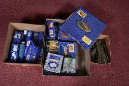A QUANTITY OF BOXED HORNBY DUBLO D1 LINESIDE BUILDINGS AND ACCESSORIES, to include Turntable, 2 x