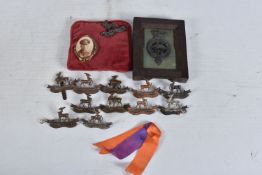 A COLLECTION OF ROYAL WARWICKSHIRE CAP, COLLAR BADGES AND A BROOCH, these include two cap badges