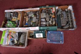 A LARGE QUANTITY OF UNBOXED AND ASSORTED OO GAUGE MODEL RAILWAY LINESIDE AND SCENIC ACCESSORIES,