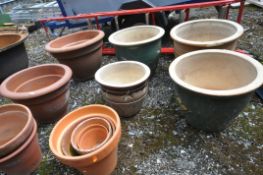 A SELECTION OF GARDEN PLANT POTS, to include four glazed pots, eight terracotta pots, a wall mounted