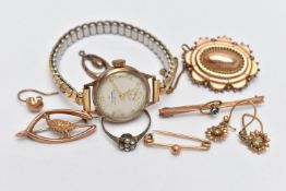AN ASSORTMENT OF EARLY 20TH CENTURY YELLOW METAL JEWELLERY, to include an Etruscan style brooch, two