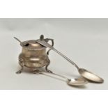 A LATE VICTORIAN SILVER MUSTARD POT AND TWO SILVER TEASPOONS, the silver mustard pot with three