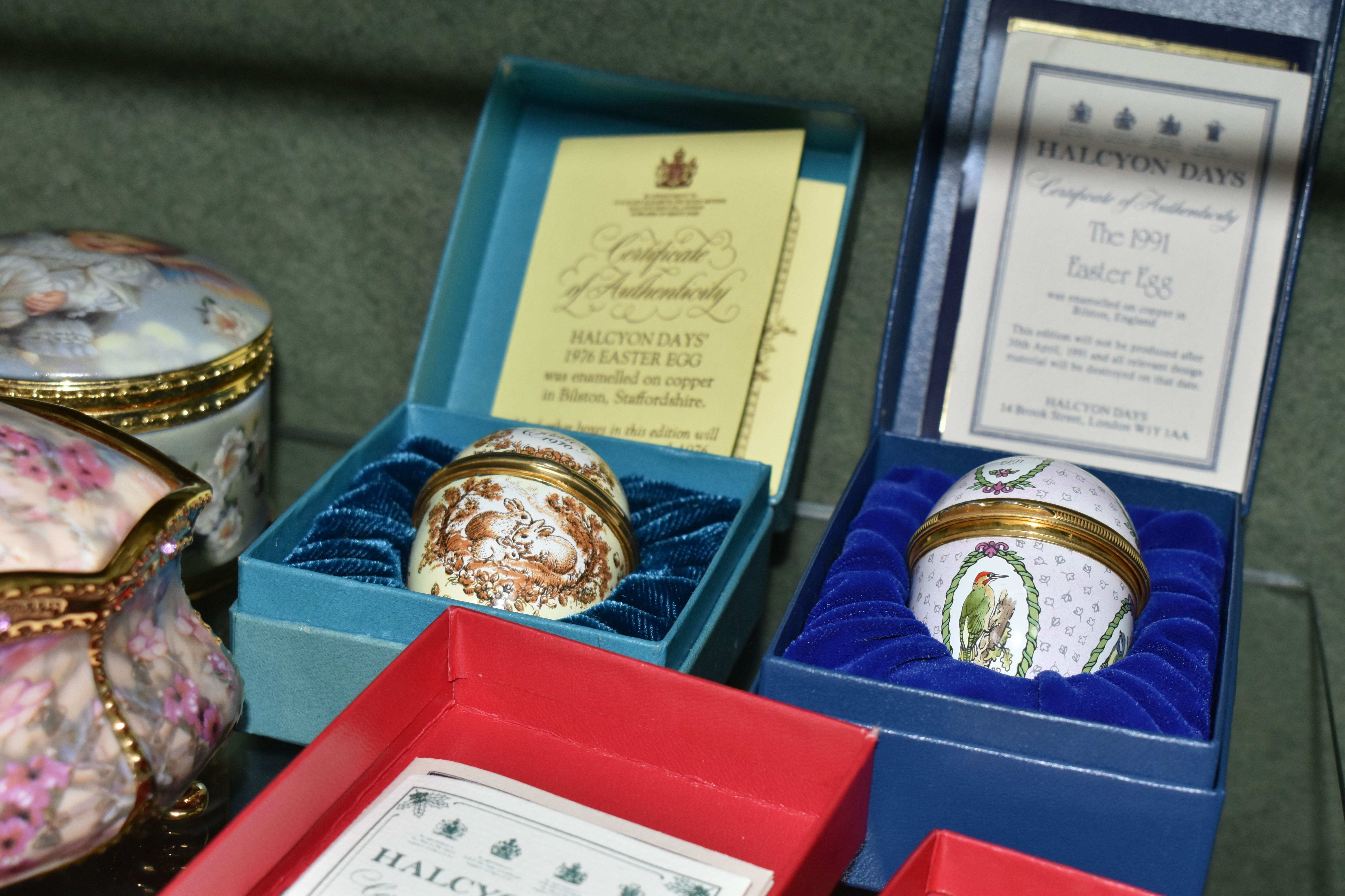 A COLLECTION OF ENAMELLED PILL BOXES, seven boxed Halcyon Days pill boxes comprising 1996 Year of - Image 9 of 9