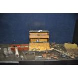 A VINTAGE WOODEN TOOLBOX CONTAINING TOOLS including a Record No4 plane, two wooden coffin planes,