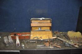 A VINTAGE WOODEN TOOLBOX CONTAINING TOOLS including a Record No4 plane, two wooden coffin planes,