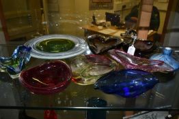 A COLLECTION OF COLOURED MID 20TH CENTURY COLOURED GLASSWARE, including a controlled bubble swan