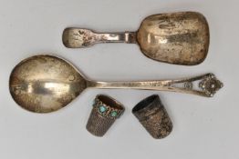 A SMALL ASSORTMENT OF SILVER ITEMS, to include a silver fiddle pattern caddy spoon, hallmarked '
