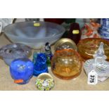 A GROUP OF MOSTLY SECOND HALF 20TH CENTURY GLASS WARE, including a French opalescent bowl moulded