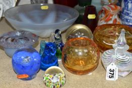 A GROUP OF MOSTLY SECOND HALF 20TH CENTURY GLASS WARE, including a French opalescent bowl moulded