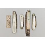 FOUR SILVER AND MOTHER OF PEARL FOLDING FRUIT KNIVES AND A BROKEN SILVER PENDANT WITH