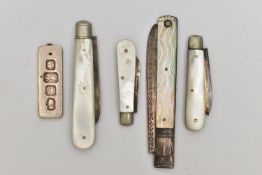 FOUR SILVER AND MOTHER OF PEARL FOLDING FRUIT KNIVES AND A BROKEN SILVER PENDANT WITH