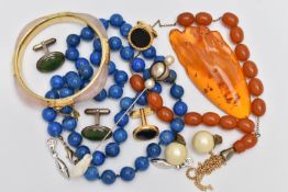 A SMALL TIN OF JEWELLERY, to include a lapis lazuli polished bead necklace, fitted with a lobster
