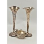 AN ASSORTMENT OF SILVER ITEMS, to include a weighted base posey vase, hallmarked 'Deakin & Francis