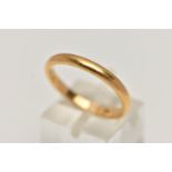 A YELLOW METAL BAND RING, polished thin band, approximate band width 2.7mm, stamped 22ct, ring