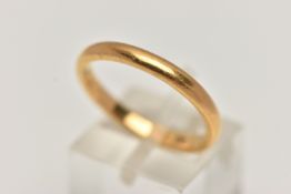 A YELLOW METAL BAND RING, polished thin band, approximate band width 2.7mm, stamped 22ct, ring