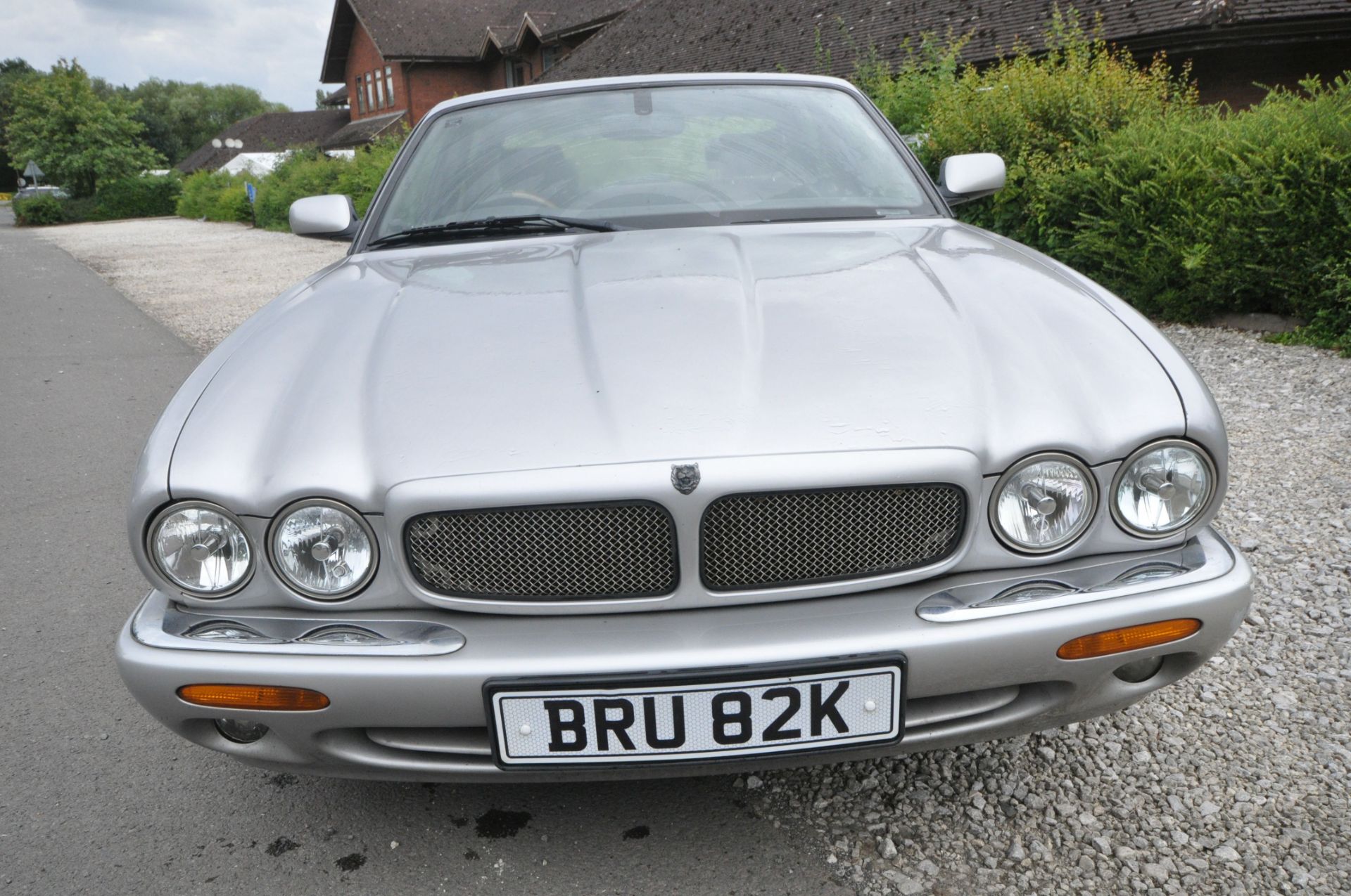 A 2001 JAGUAR V8 SOVEREIGN FOUR DOOR SALOON - BRU 82K This vehicle was first registered in April - Image 2 of 8