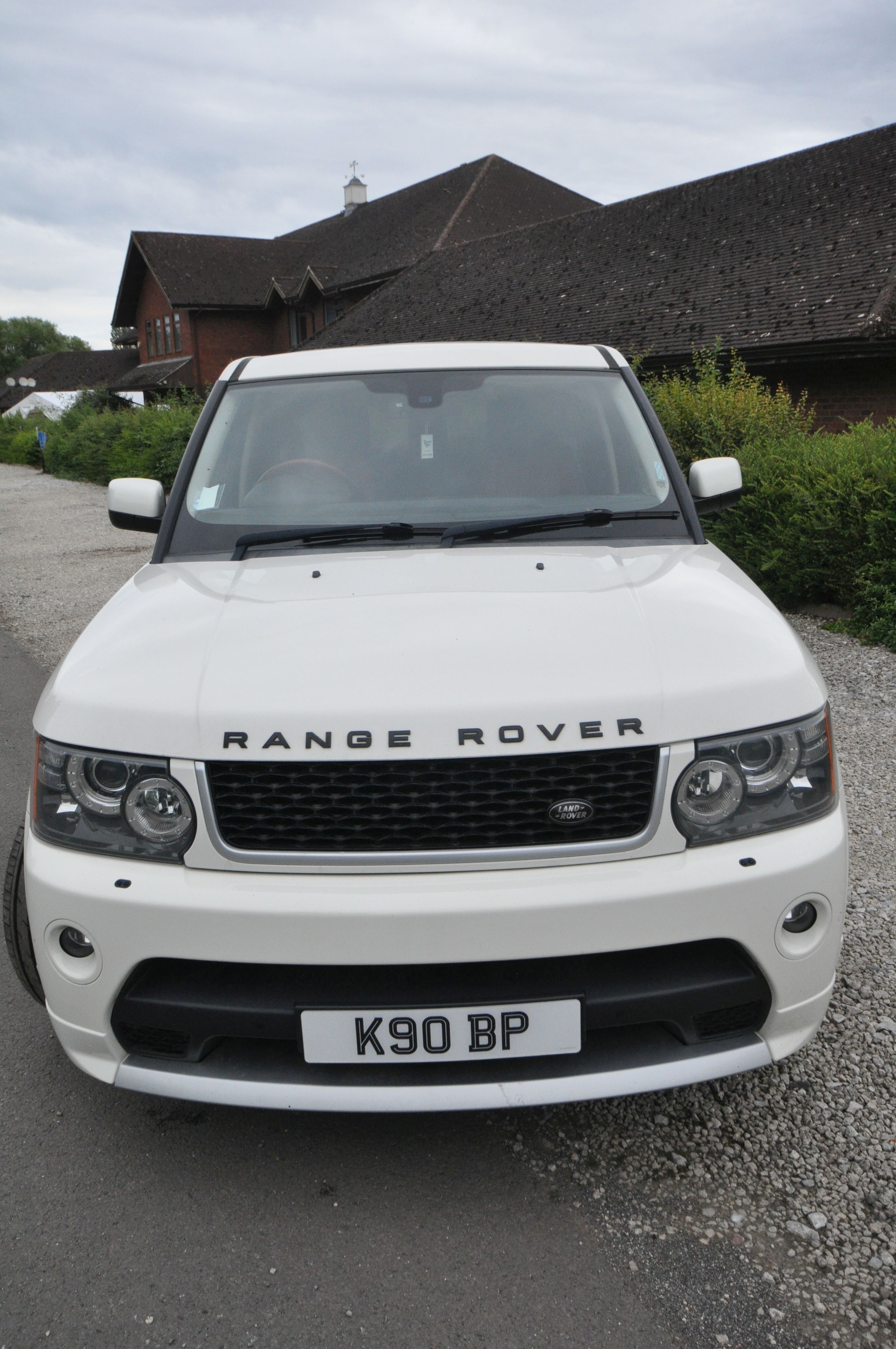 A 2010 RANGE ROVER SPORT - K9 OBP - This Range Rover Sport 3.6 TDV8 Autobiography Sport with - Image 3 of 9