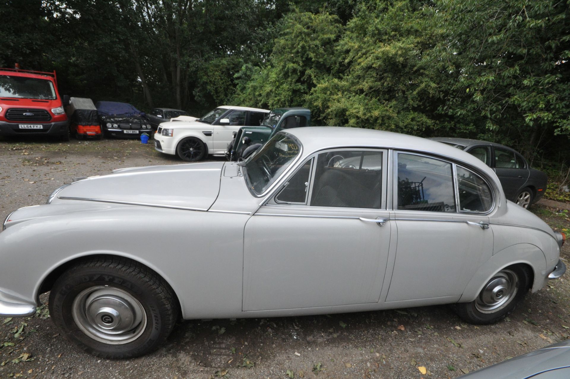 A 1968 DAIMLER V8 250 FOUR DOOR SALOON - MKV 606G - This vehicle was first registered in November - Image 3 of 20