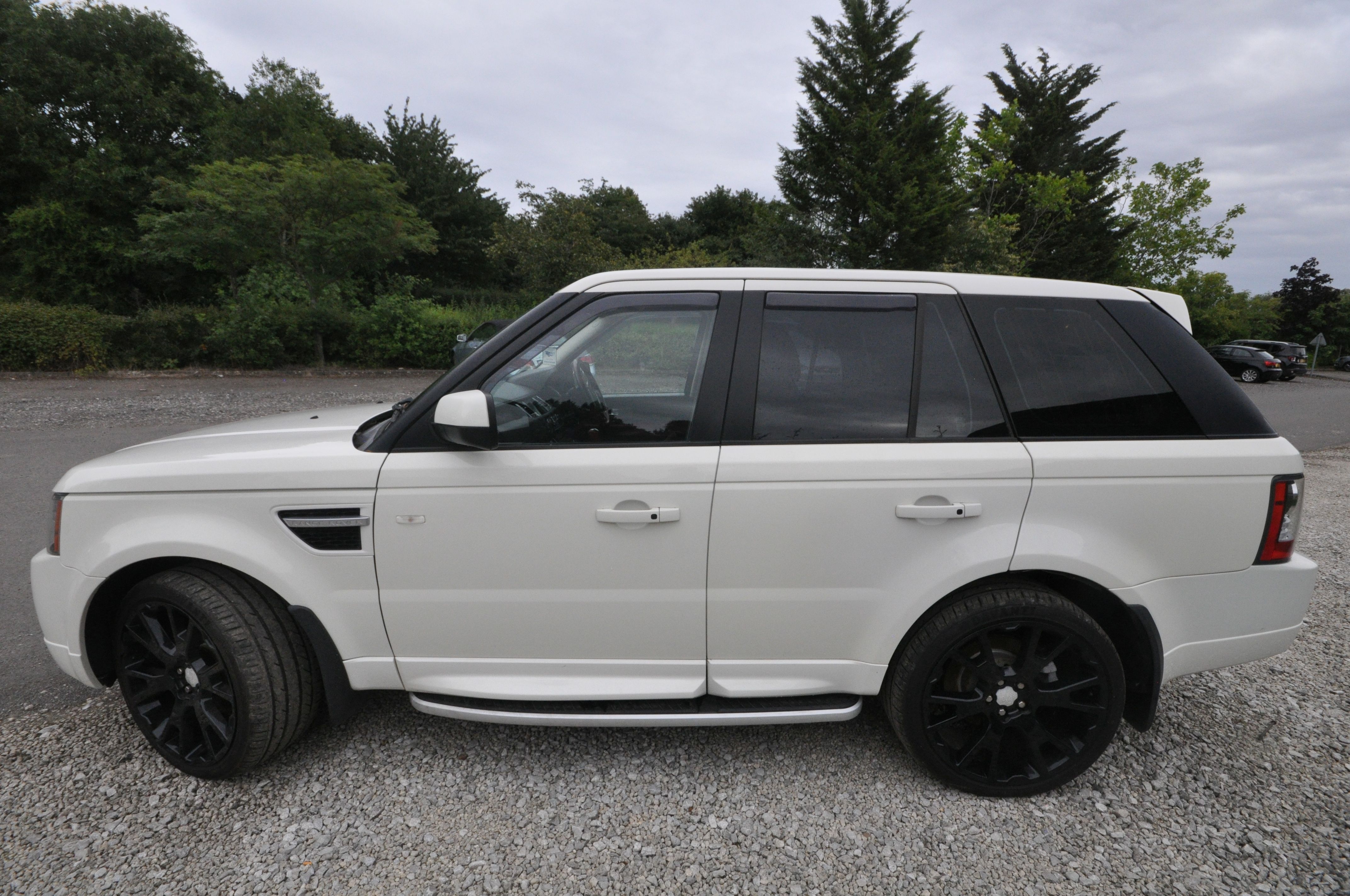 A 2010 RANGE ROVER SPORT - K9 OBP - This Range Rover Sport 3.6 TDV8 Autobiography Sport with - Image 7 of 9
