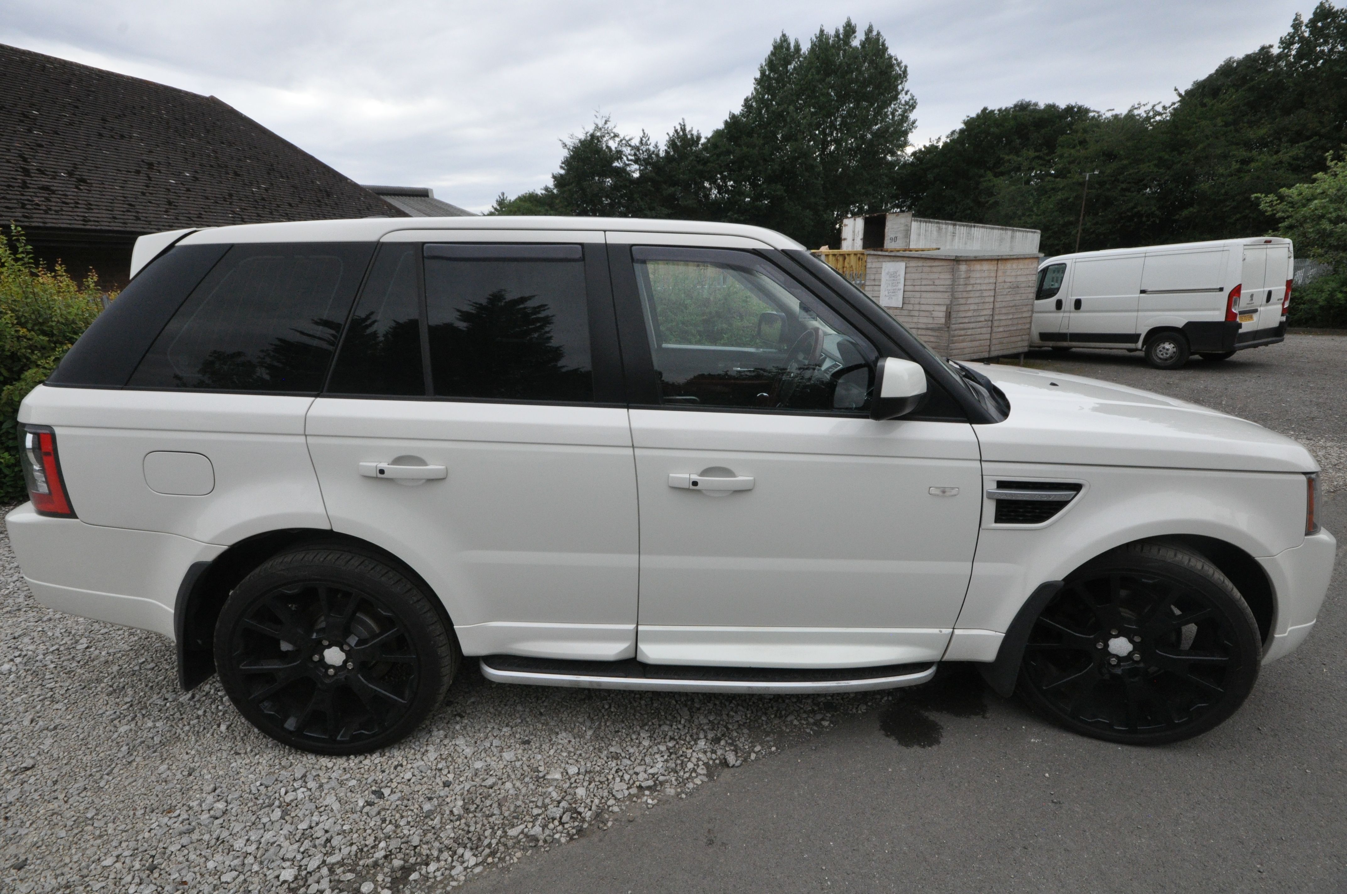 A 2010 RANGE ROVER SPORT - K9 OBP - This Range Rover Sport 3.6 TDV8 Autobiography Sport with - Image 2 of 9