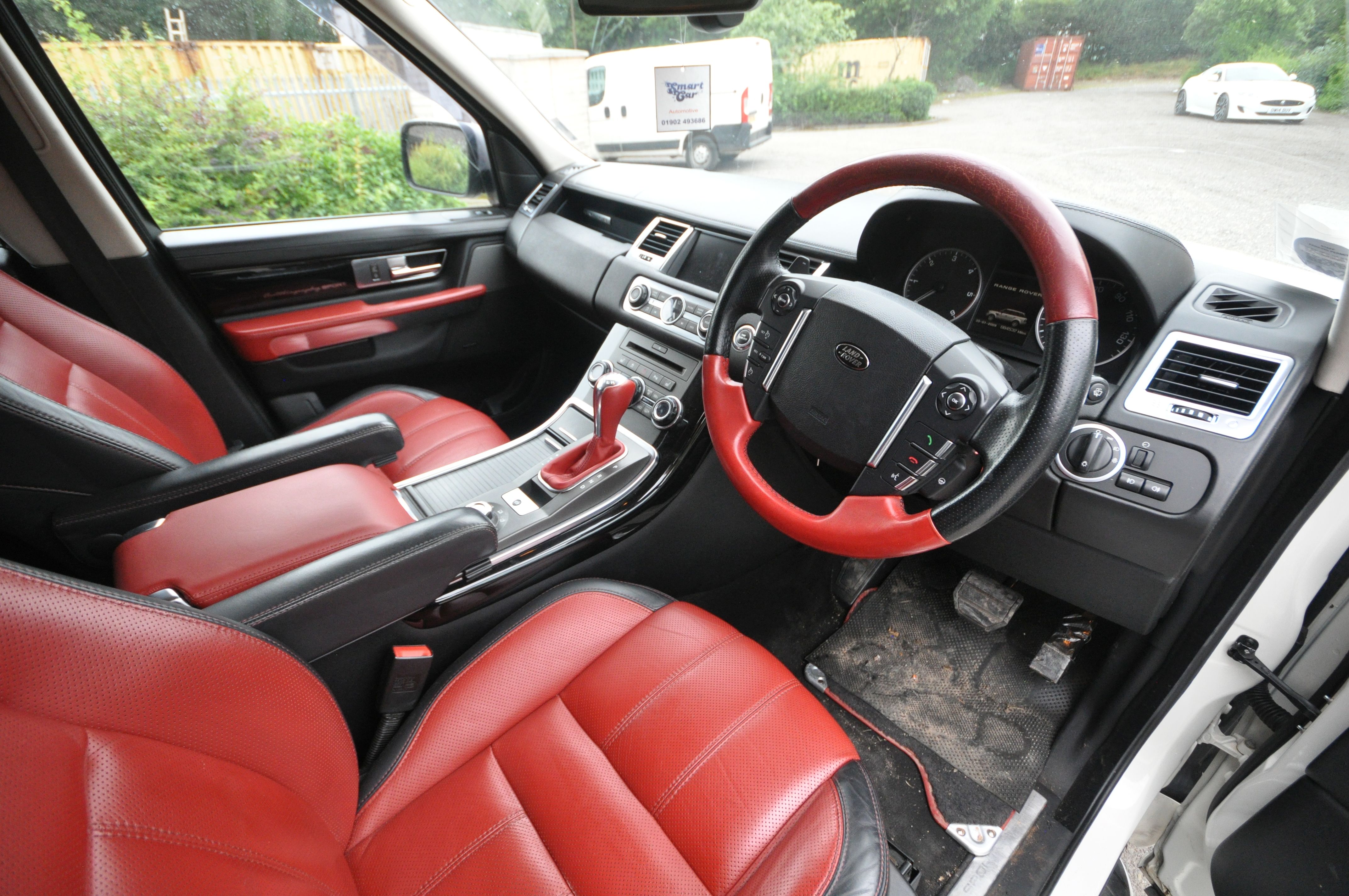 A 2010 RANGE ROVER SPORT - K9 OBP - This Range Rover Sport 3.6 TDV8 Autobiography Sport with - Image 4 of 9