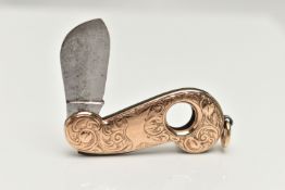 A LATE VICTORIAN 9CT GOLD CIGAR CUTTER, detailed with a floral pattern and vacant cartouche,
