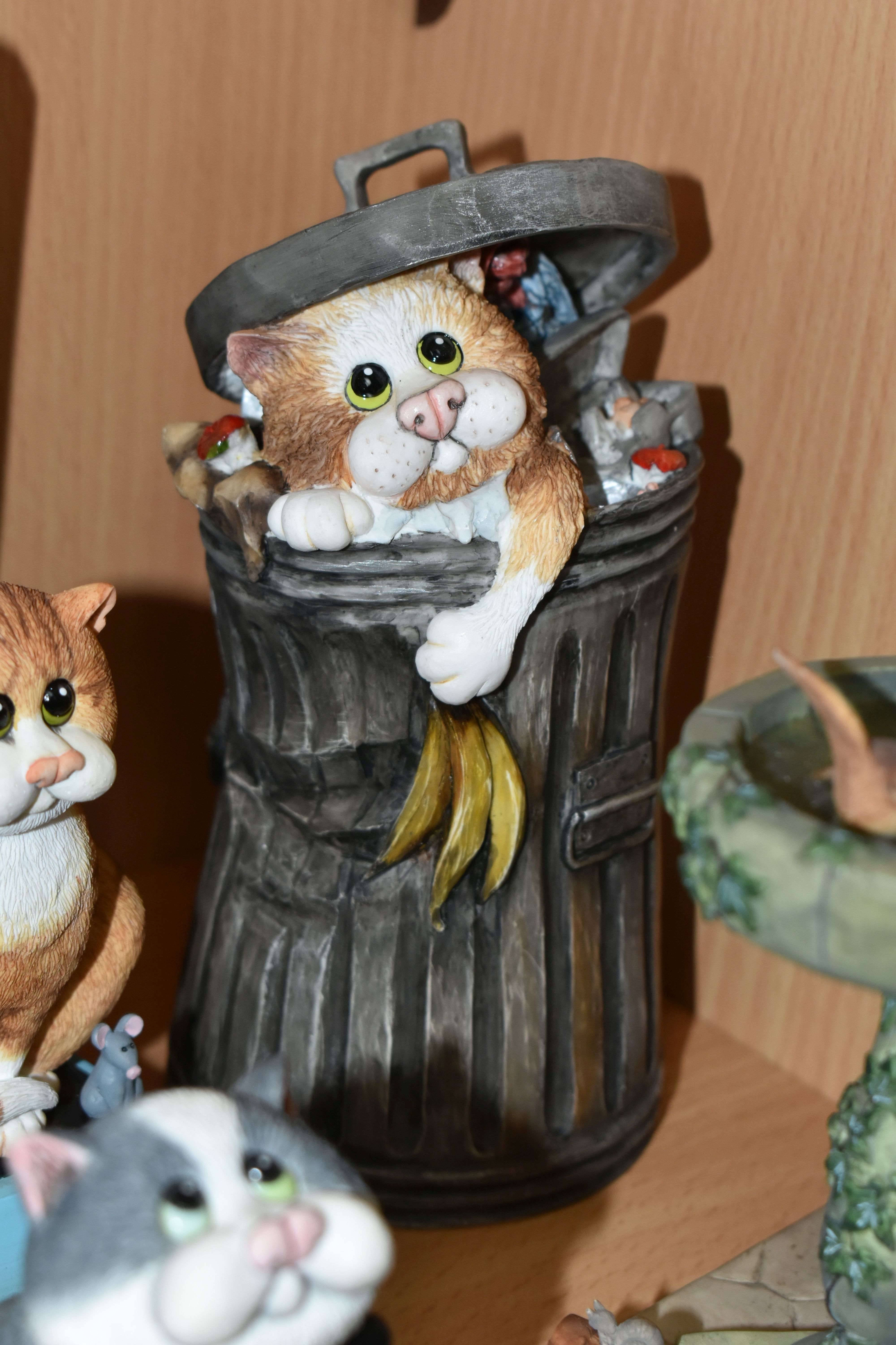 FIVE BORDER FINE ARTS 'COMIC & CURIOUS CATS' FIGURES, AND A WINSTANLEY KITTEN FIGURE, comprising - Image 6 of 7