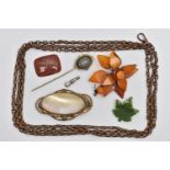 A BAG OF ASSORTED JEWELLERY ITEMS, to include an onyx and blue enamel oval base metal stick pin, a