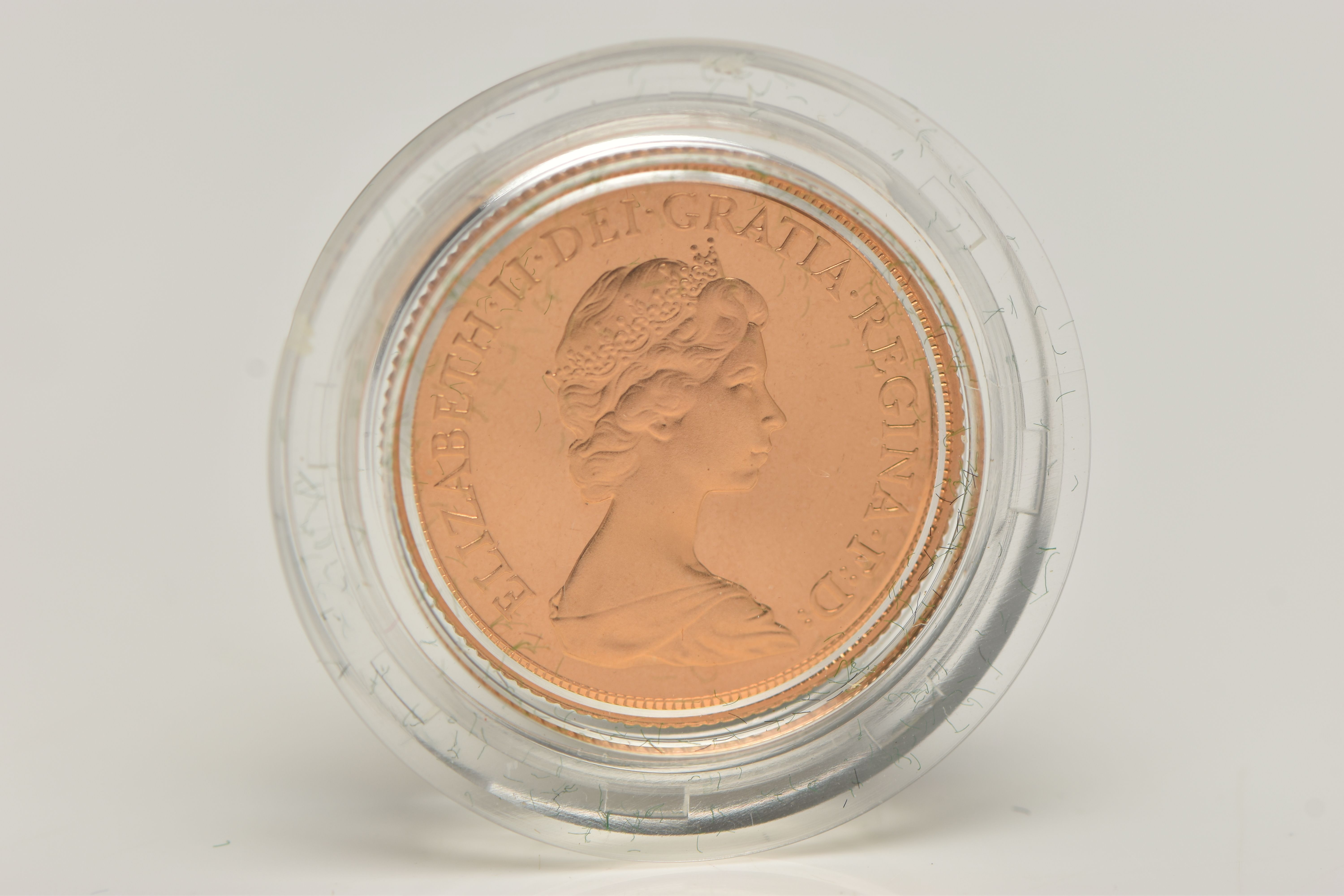 A ROYAL MINT 1980 QUEEN ELIZABETH II GOLD PROOF SOVEREIGN IN CASE OF ISSUE (No COA} - Image 2 of 2