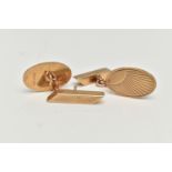A PAIR OF 9CT GOLD CUFFLINKS, oval cufflinks with engine turned pattern, chain links with rhombus