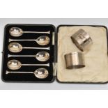 A CASED SET OF SILVER TEASPOONS AND TWO NAPKIN RINGS, teaspoons hallmarked 'Josiah Williams & Co'