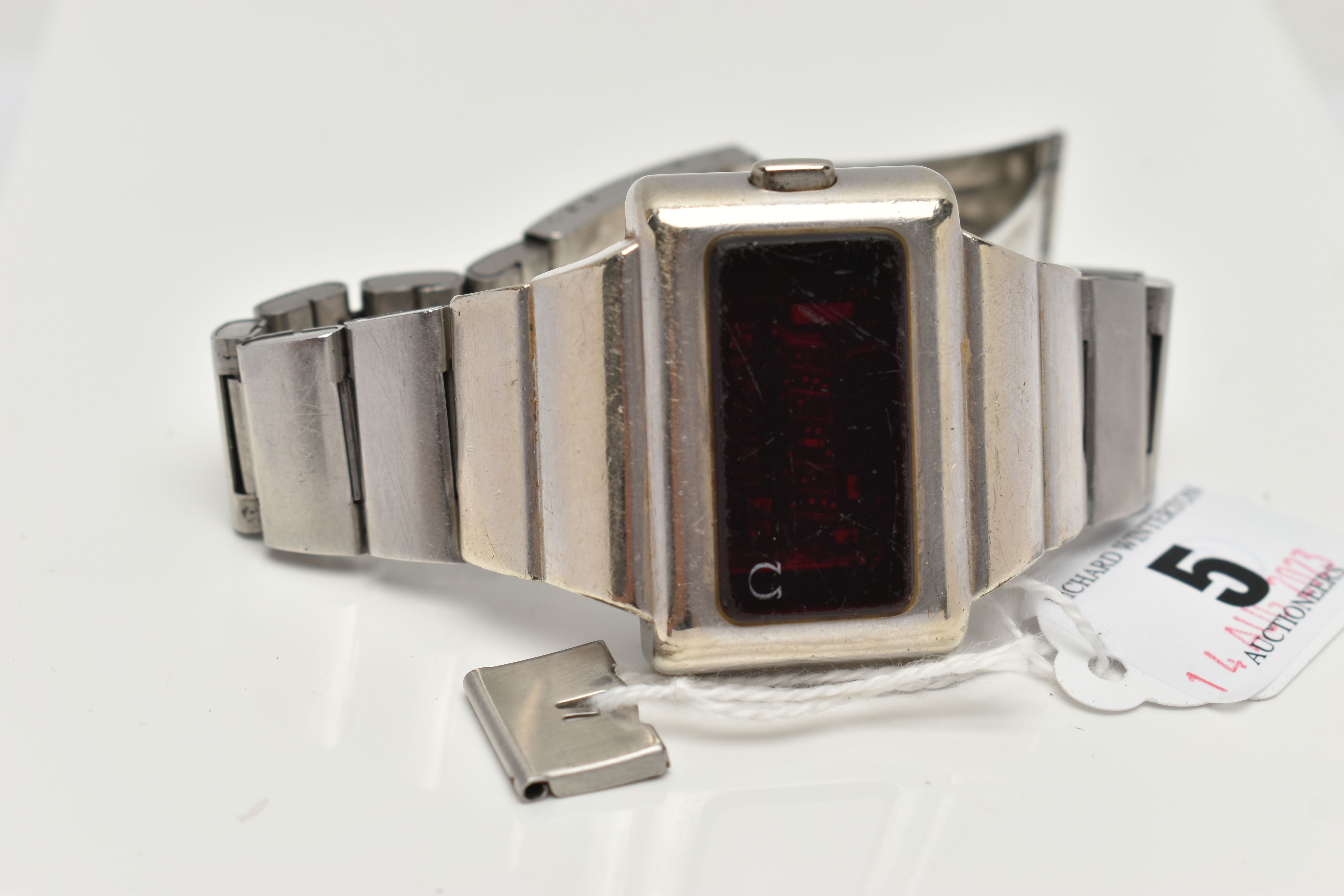 AN OMEGA 'TIME COMPUTER LED' WRISTWATCH, rectangular digital dial with rectangular case measuring - Image 4 of 6