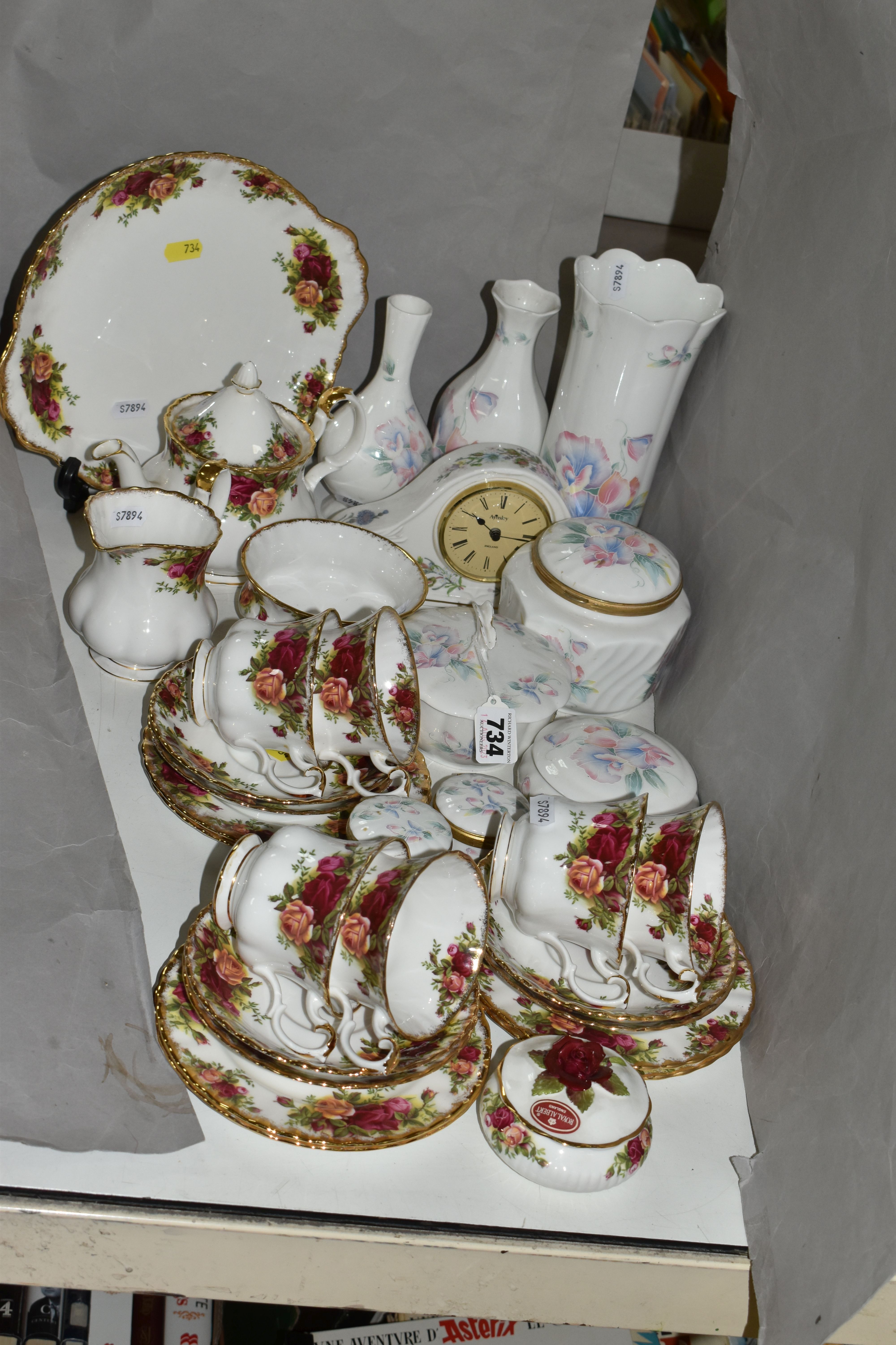 A GROUP OF ROYAL ALBERT OLD COUNTRY ROSES TEA WARES AND EIGHT PIECES OF AYNSLEY 'LITTLE