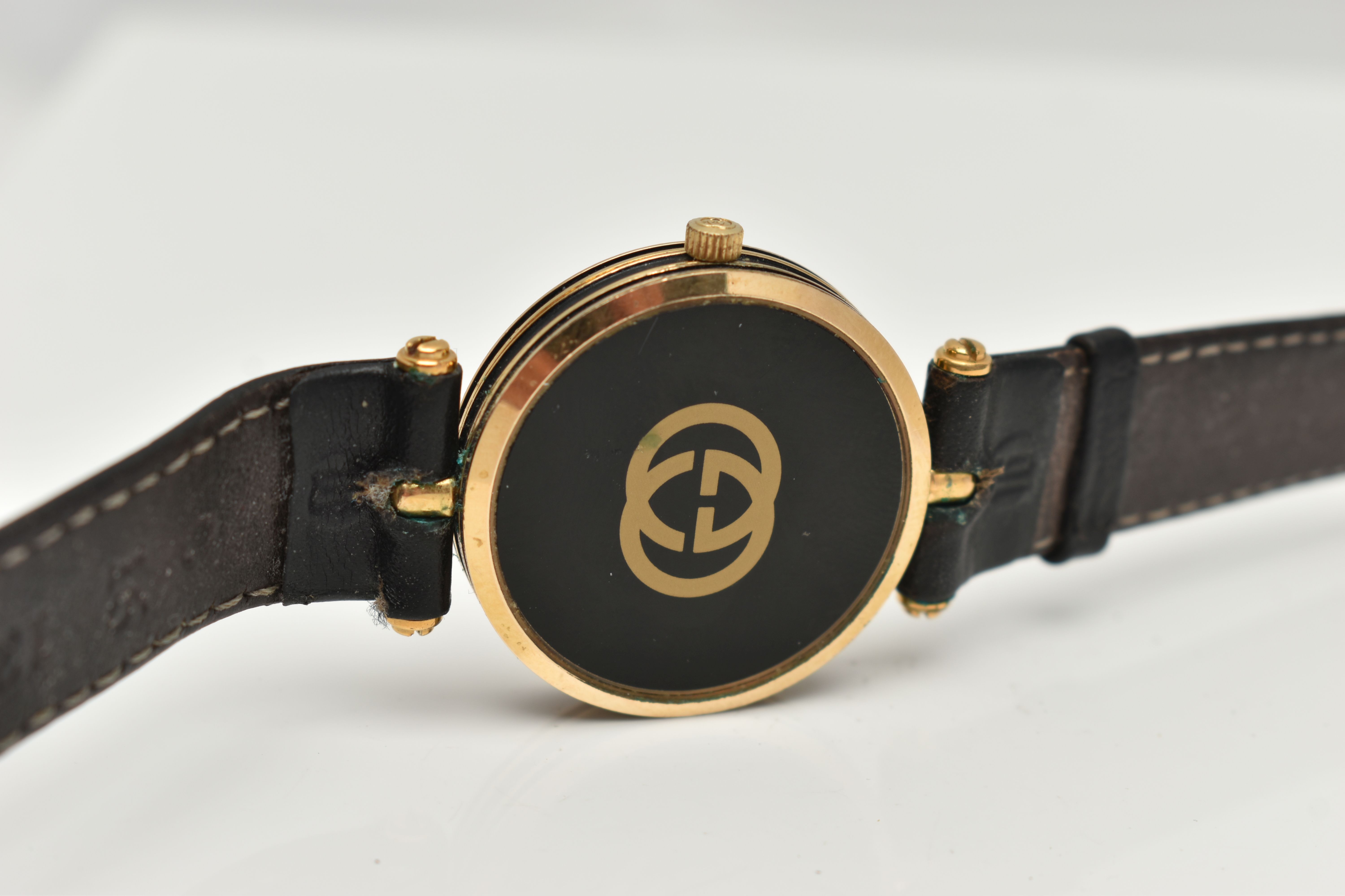 A VINTAGE LADYS GOLD PLATED QUARTZ GUCCI WRISTWATCH, round black dial signed Gucci, case width - Image 5 of 6