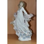 A LLADRO FIGURINE, model number 5898 'Spring Splendor' (1) (Condition report: good, dust free)