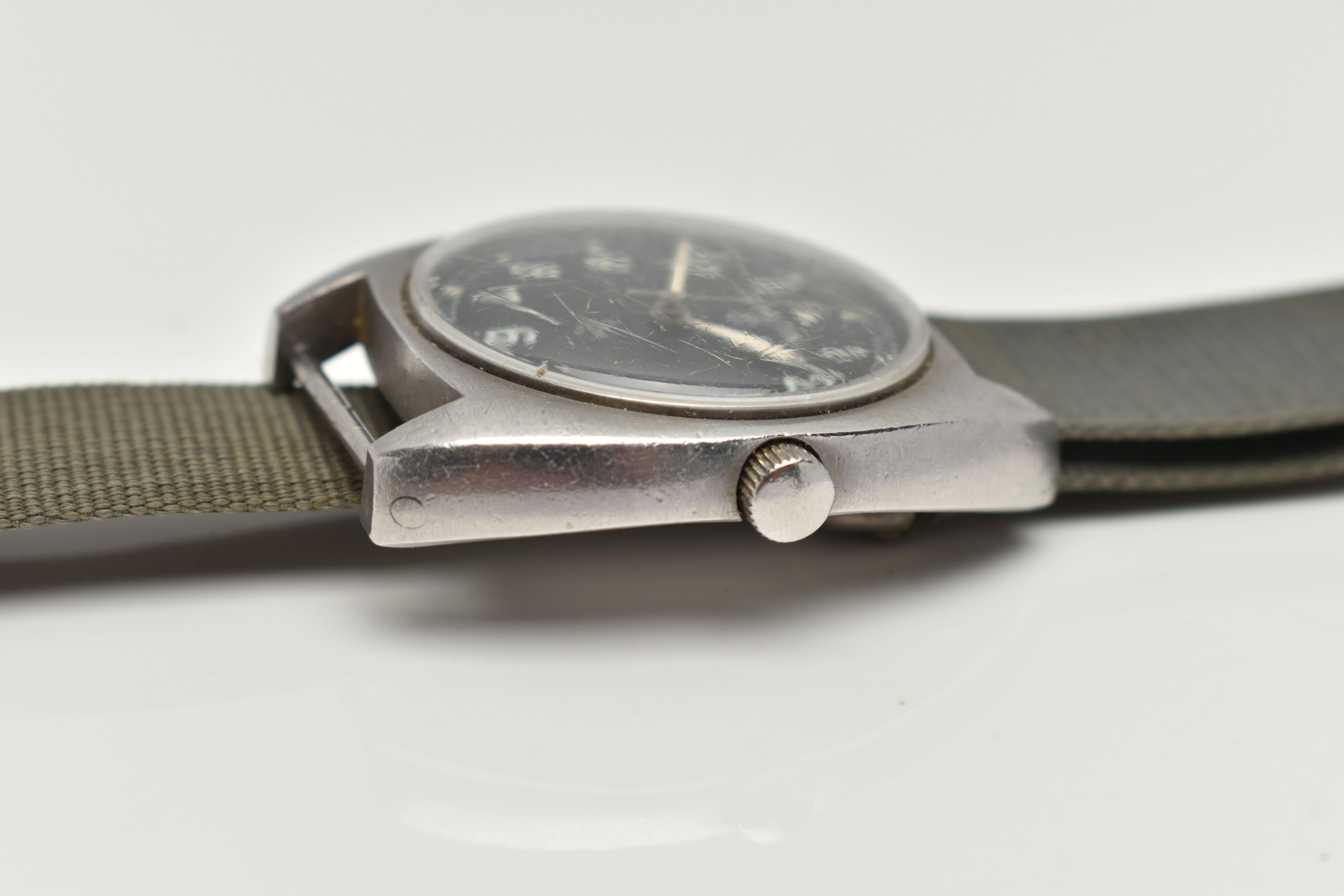 A VINTAGE HAMILTON BRITISH MILITARY ISSUE WRISTWATCH WITH BROAD ARROW SYMBOL, matt black dial with - Image 6 of 6