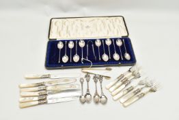 A CASED SET OF ELEVEN GEORGE V SILVER RAT TAIL PATTERN SEAL END TEASPOONS AND MATCHING SUGAR