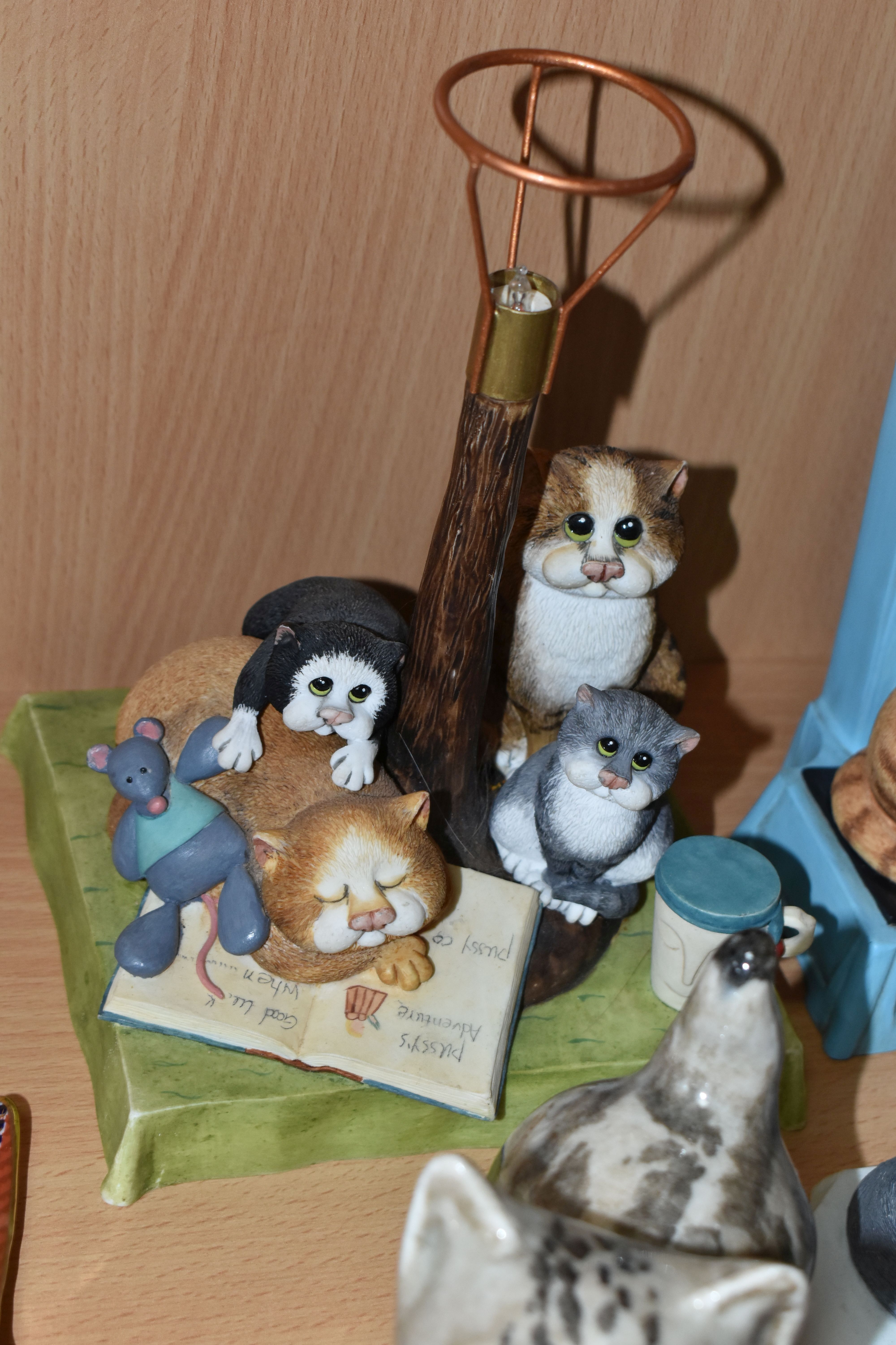 FIVE BORDER FINE ARTS 'COMIC & CURIOUS CATS' FIGURES, AND A WINSTANLEY KITTEN FIGURE, comprising - Image 3 of 7