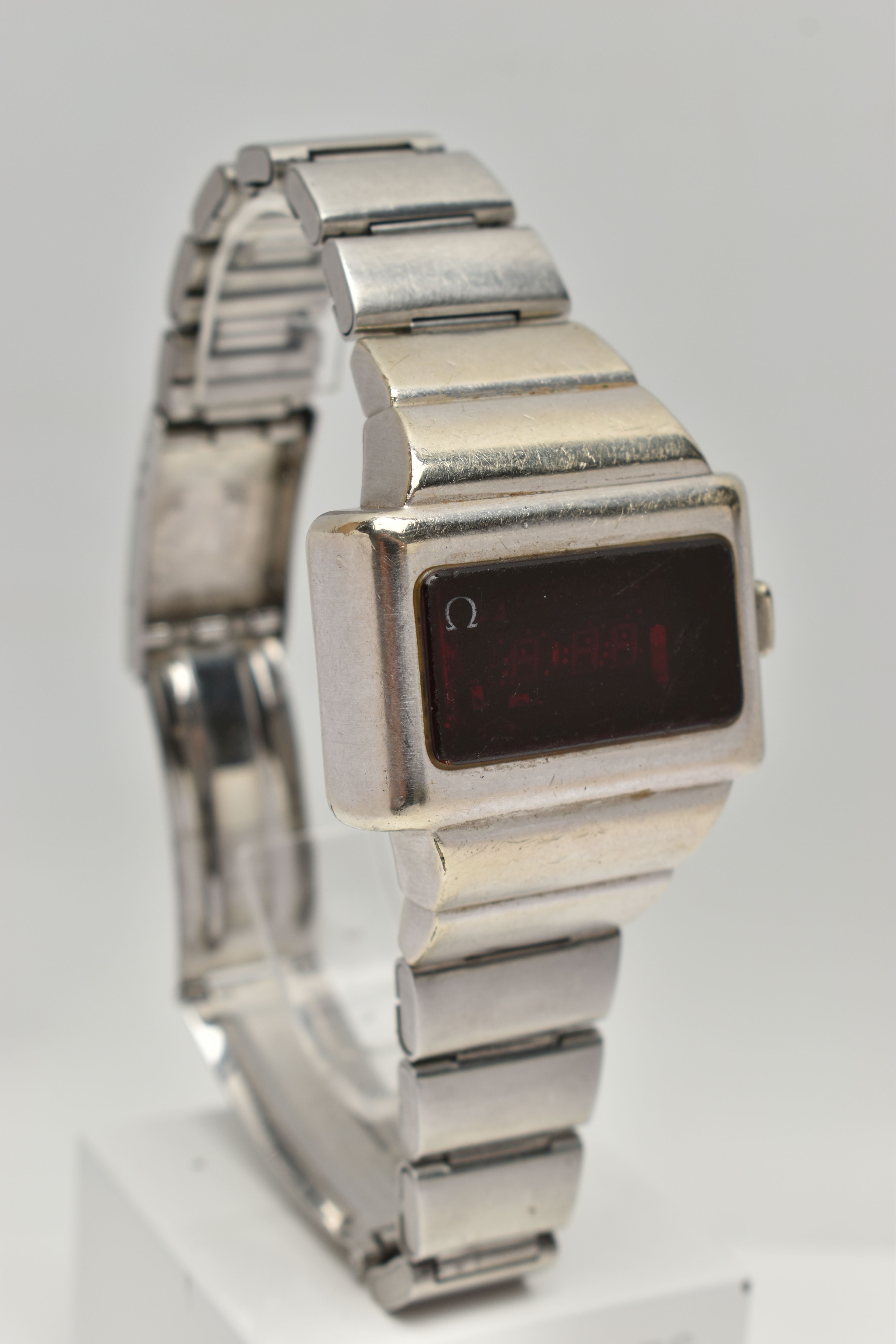 AN OMEGA 'TIME COMPUTER LED' WRISTWATCH, rectangular digital dial with rectangular case measuring - Image 2 of 6