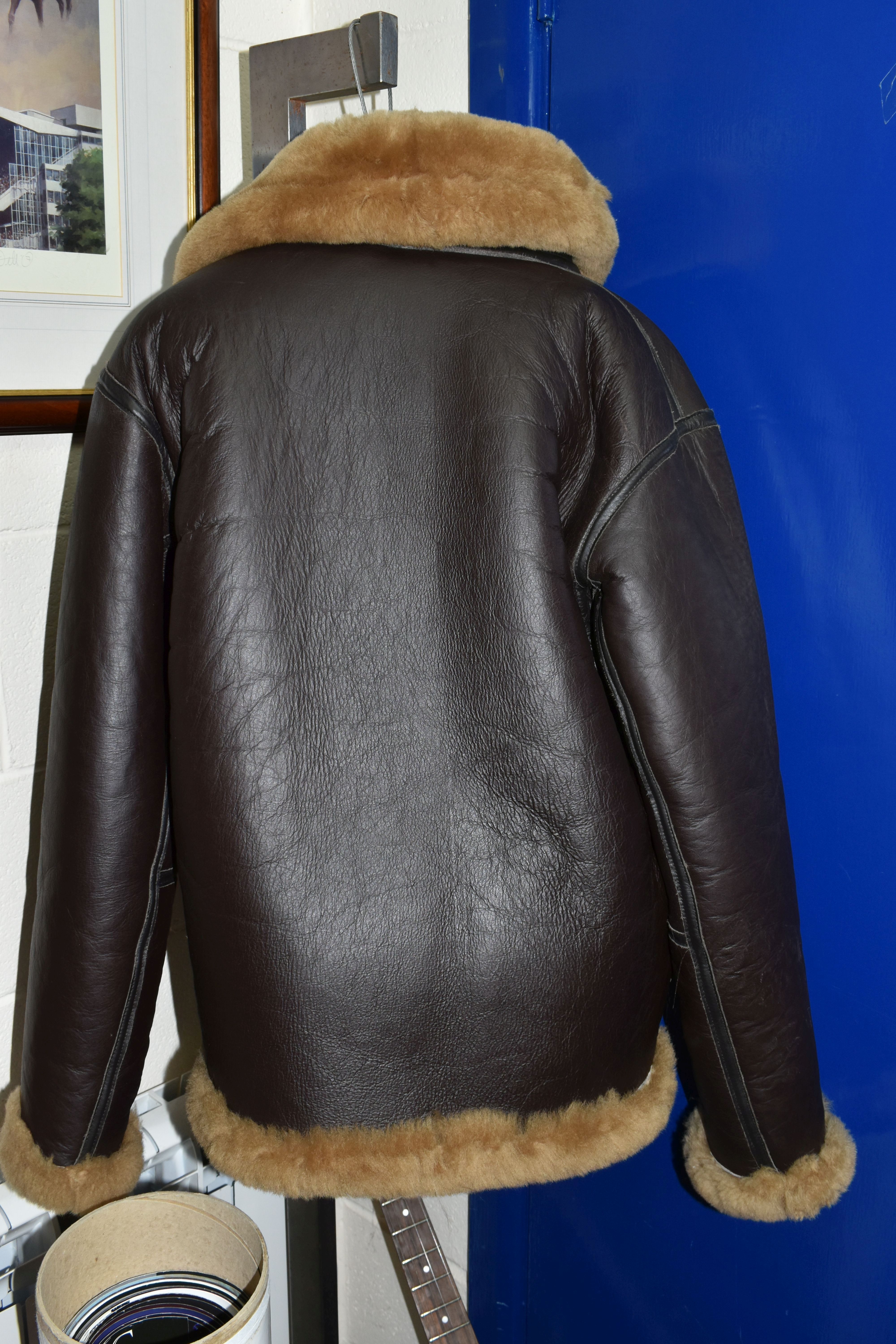 A GENTLEMAN'S BROWN IRVIN STYLE SHEEPSKIN FLYING JACKET, UK size L (1) (Condition Report: good - Image 4 of 4