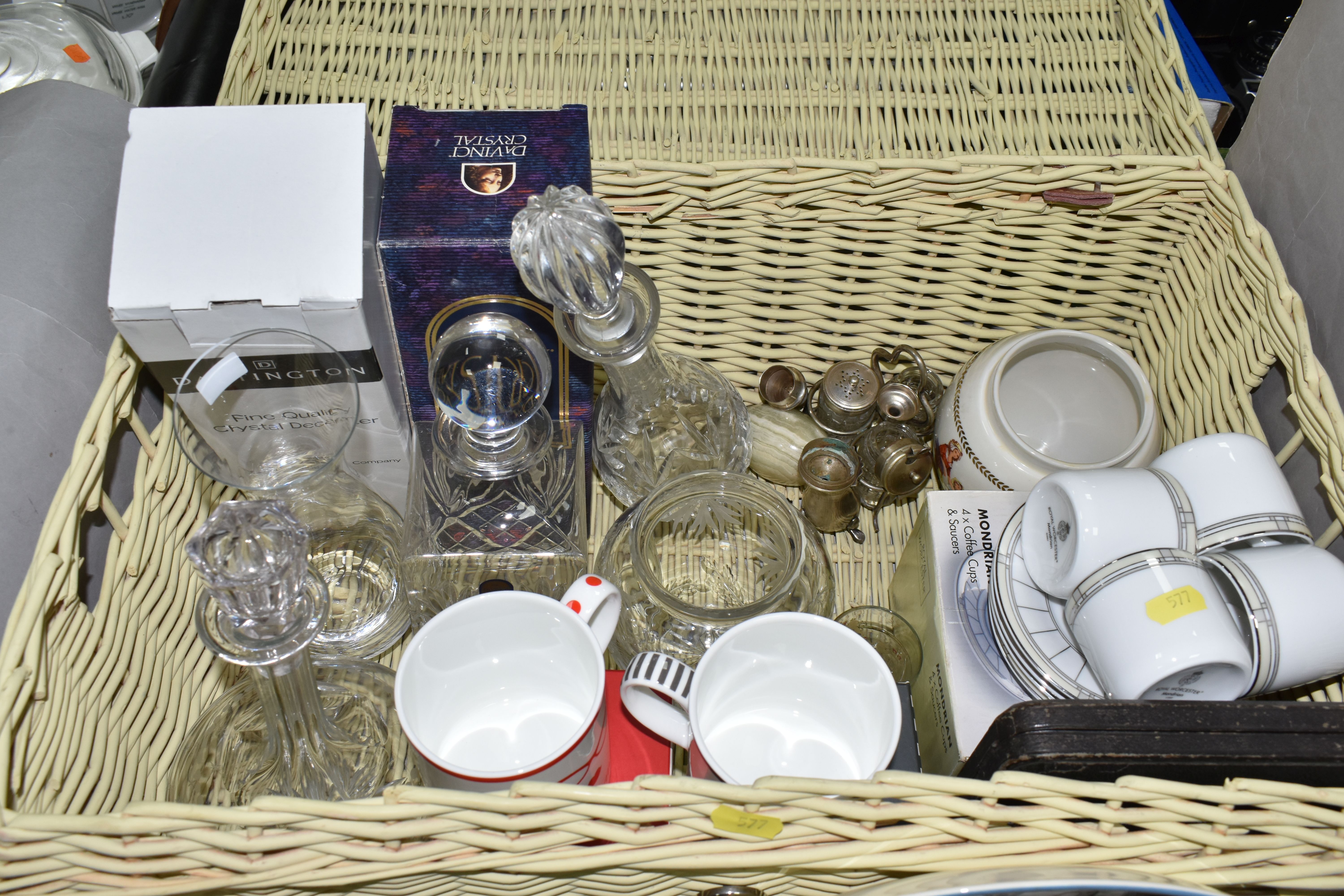 A BOX AND A WICKER HAMPER OF CERAMICS AND GLASSWARES, to include a large cream picnic hamper with - Image 3 of 3