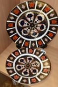 TWO ROYAL CROWN DERBY IMARI 1128 PLATES, comprising a tea plate diameter 21.5cm, and a dinner