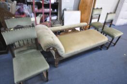 AN EDWARDIAN OAK CHAISE LONGUE, length 178cm, and four oak chairs (condition report: -surface