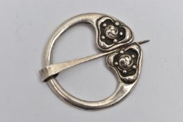 AN 'ALEXANDER RITICHIE' SILVER CLOAK CLIP, circular form with Celtic design, fitted with pin,
