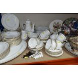 A QUANTITY OF ROYAL WORCESTER 'CONTESSA' DINNERWARE, comprising large meat plate, eight dinner