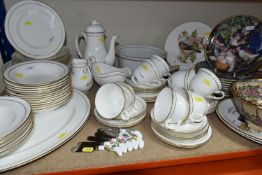 A QUANTITY OF ROYAL WORCESTER 'CONTESSA' DINNERWARE, comprising large meat plate, eight dinner